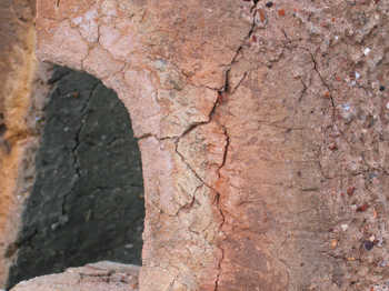 29. Cracks on the right-hand side of the gathering hole.