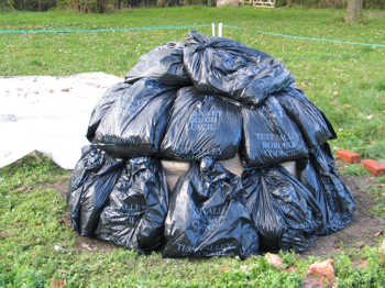 9. November 2005: lagging with bin liners full of hay.