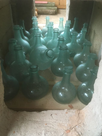 Apothecary bottles (Photo © Fiona Rashleigh)